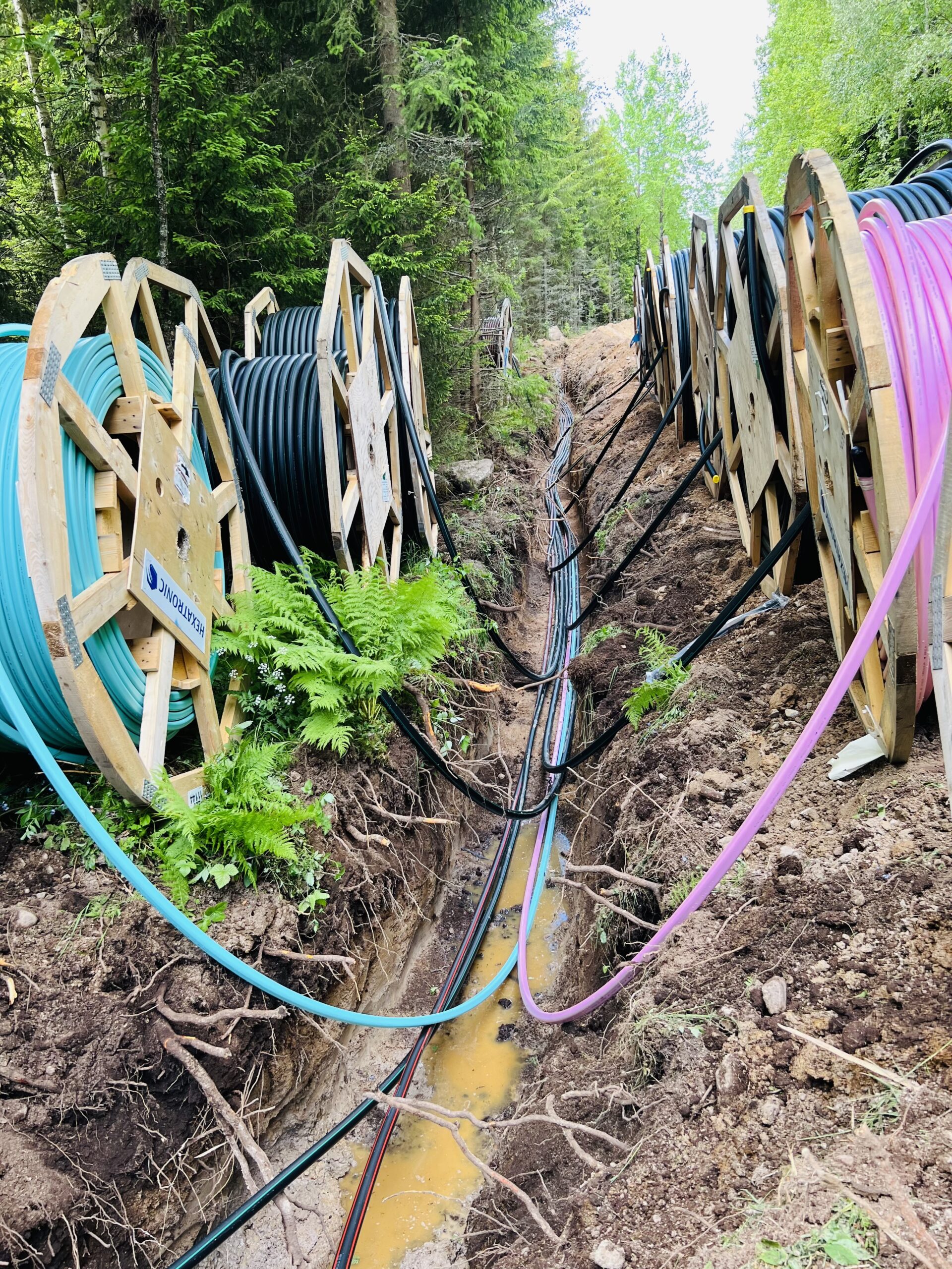 Fiberkabel och kabeltrummor vid utbyggnad av fibernät